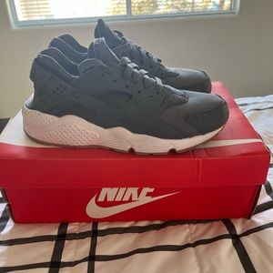 Nike Huaraches size 9.5